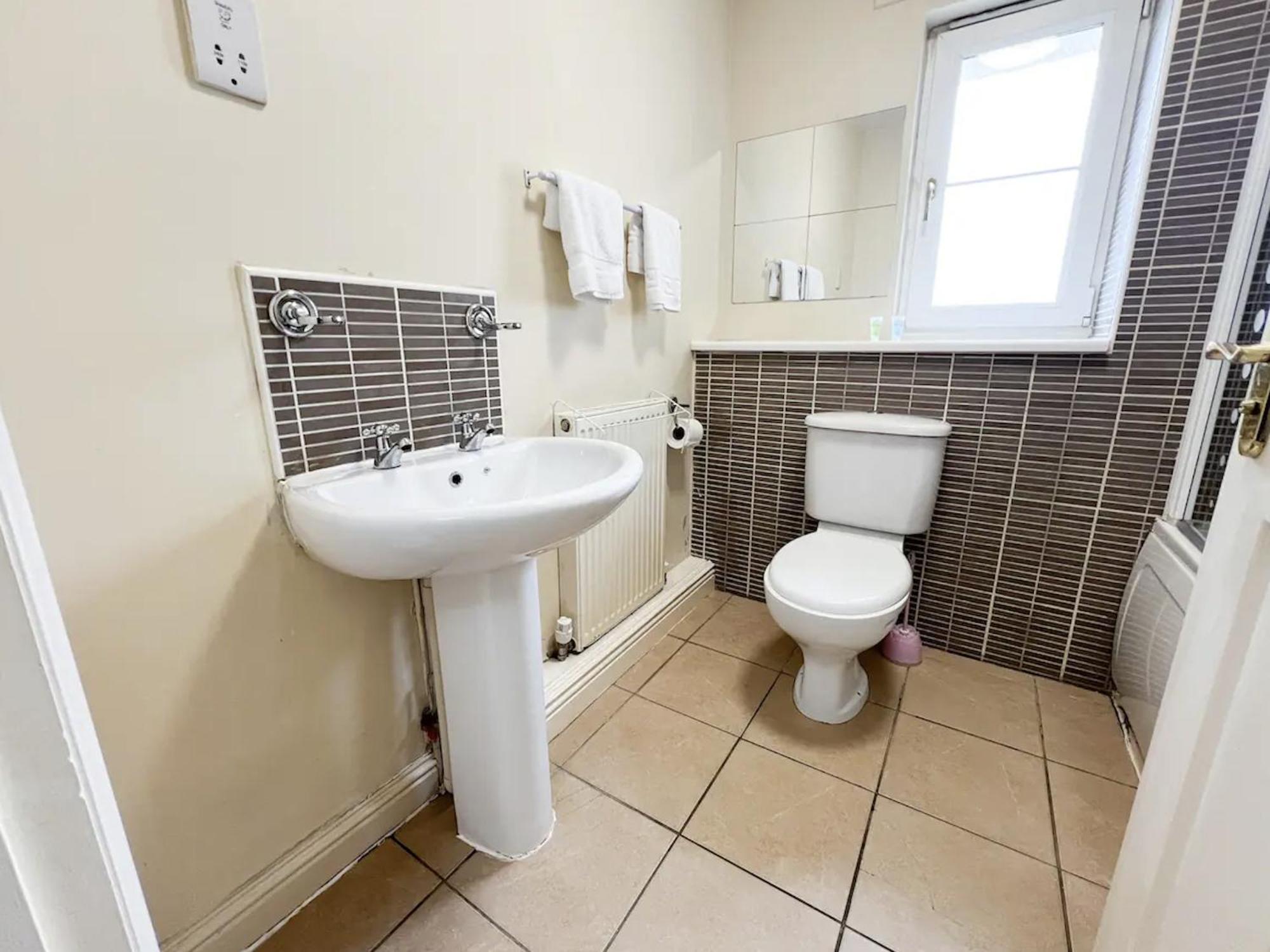 Glasgow Central - Entire House - Free Parking , Free Super Fast Wifi , Private Garden & Parking Security Kültér fotó