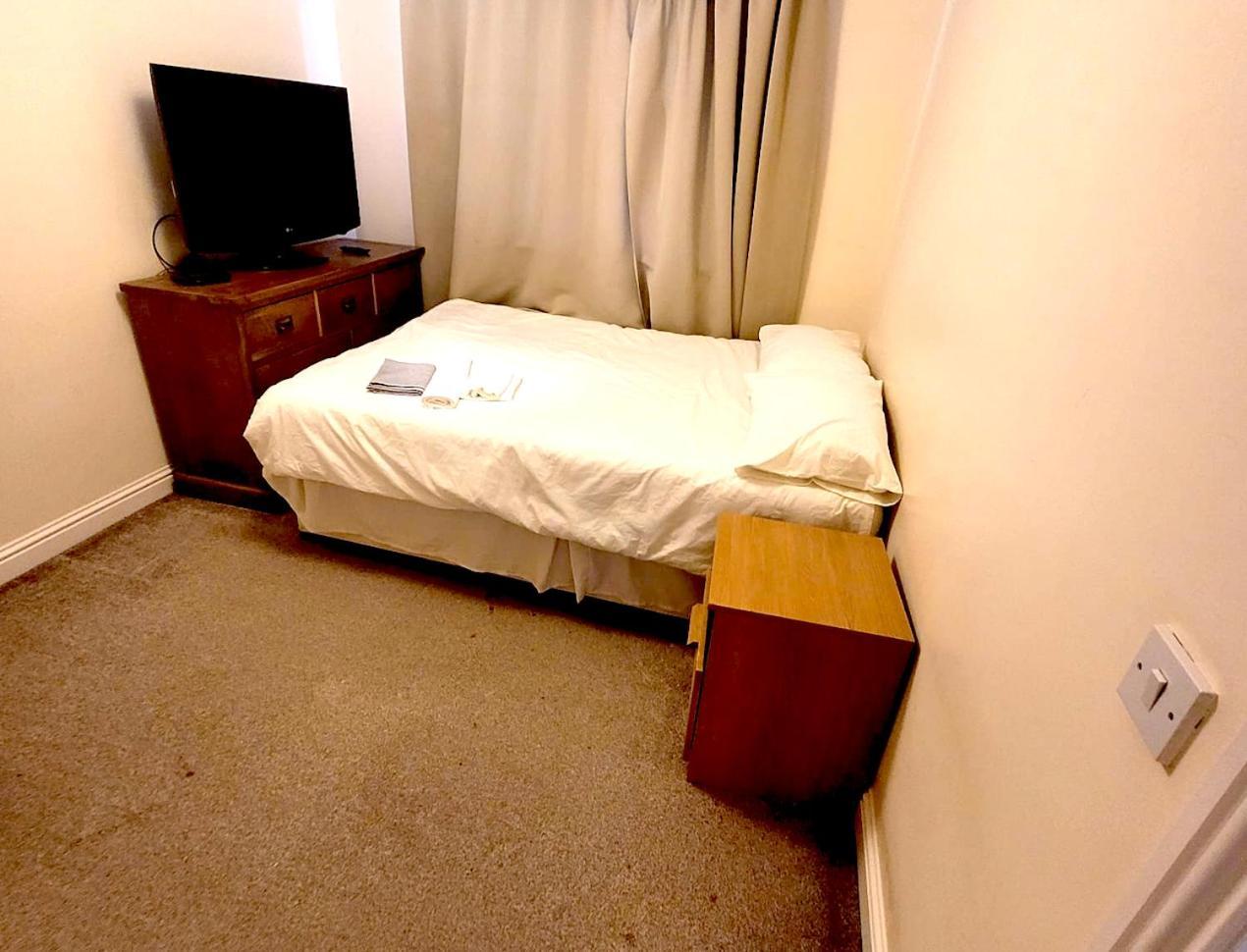 Glasgow Central - Entire House - Free Parking , Free Super Fast Wifi , Private Garden & Parking Security Kültér fotó